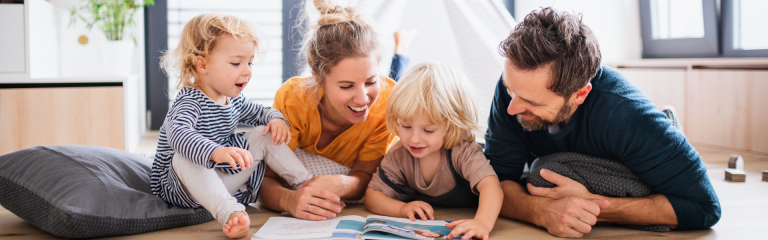 Glad familie der nyder tid sammen